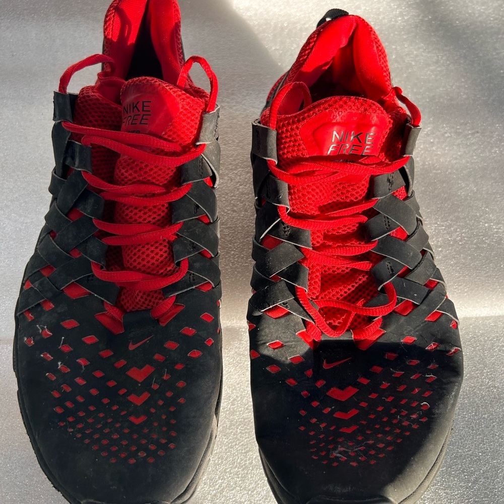 Nike Men's Black and Red Athletic Shoes